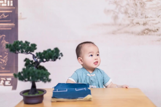 博罗怀孕肚子中间凹两边凸